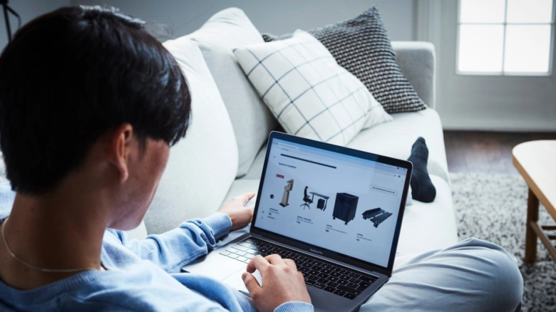 Muž nakupuje na webu IKEA z polské e-shopu doma.