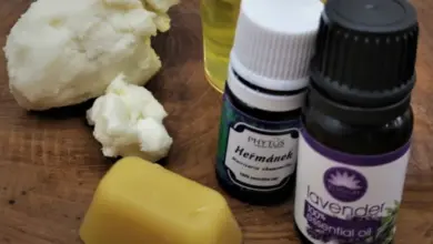 Ingredience na domácí krém: včelí vosk a esenciální oleje.
