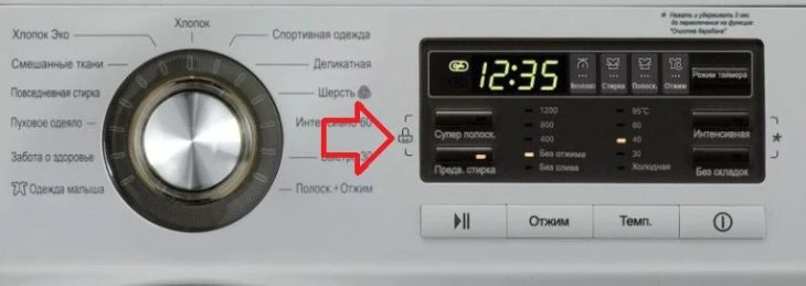 Pražka s označenou pojistkou pro děti na displeji pračky.