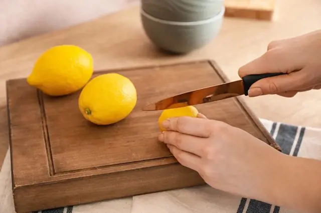 Rozkrojte citron na polovinu pro recept s medem.