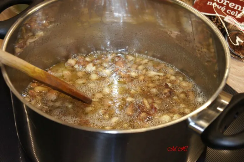 Kachní sádlo se vaří v hrnci s ingrediencemi.