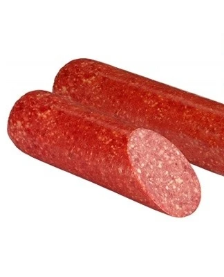 Dva kusy domácí klobásy s viditelnou vnitřní strukturou.