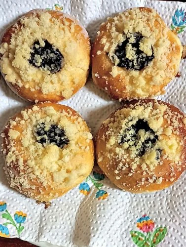 Čtyři koláče s krupicovou náplní na papírovém ručníku.
