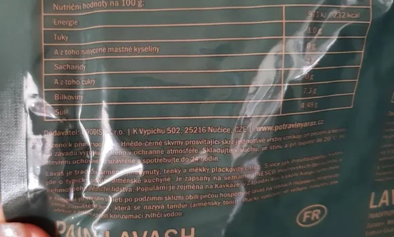 Zadní strana balení chleba lavash s výživovými hodnotami v češtině.