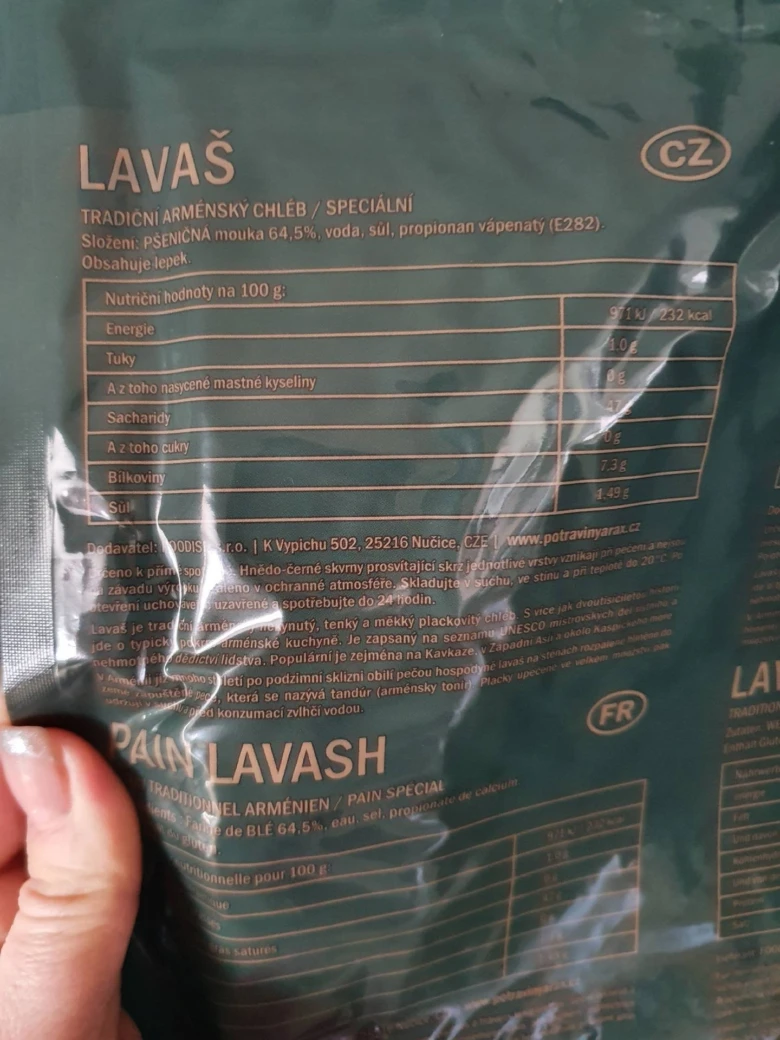 Zadní strana balení chleba lavash s výživovými hodnotami v češtině.