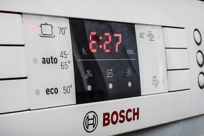 Ovládací panel myčky nádobí značky Bosch s displejem.