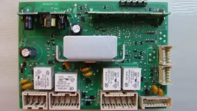 Zelená deska s elektronikou pro opravu pračky Indesit