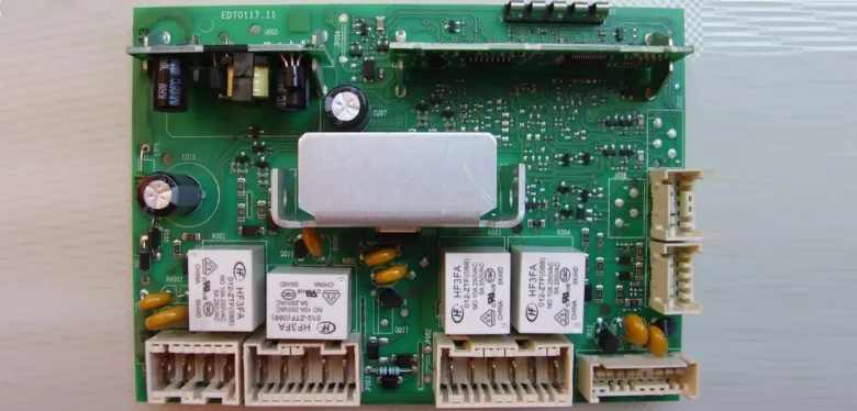 Zelená deska s elektronikou pro opravu pračky Indesit