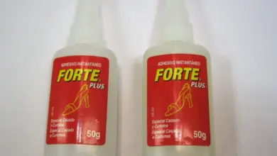 Dvě lahvičky s lepidlem na boty značky Forte Plus.