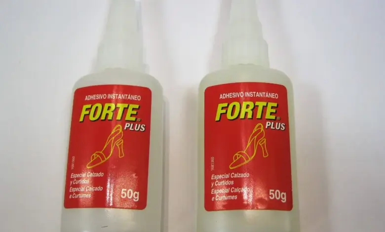 Dvě lahvičky s lepidlem na boty značky Forte Plus.