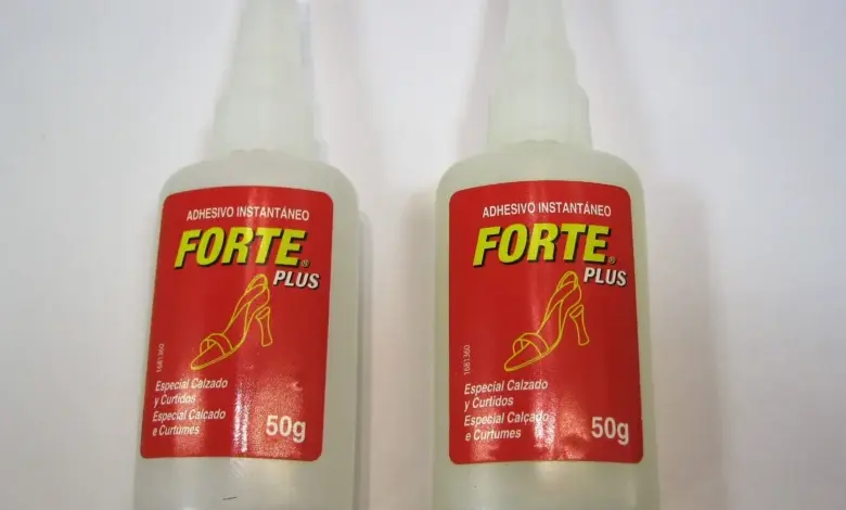 Dvě lahvičky lepidla na obuv značky Forte Plus.