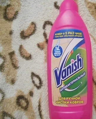 Fialová lahvička s čisticím prostředkem na koberce značky Vanish.