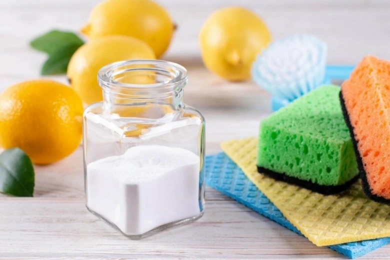Sklenice prášku se citrony a čističemi na vybělení kůže.