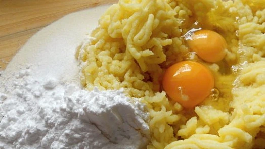 Surové suroviny na těsto s vejci a moukou