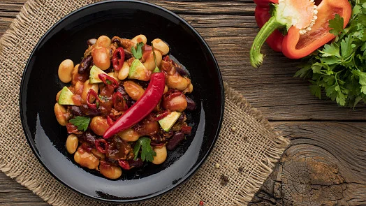 Fazole s červenou chilli papričkou, bylinkami a dalšími kořením.