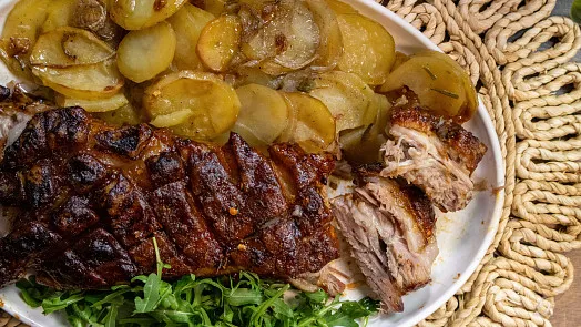 Pekárek s bramborami a cibulí na talíři