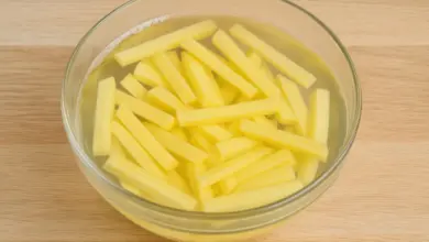 Surové hranolky namočené ve vodě v skleněné misce.