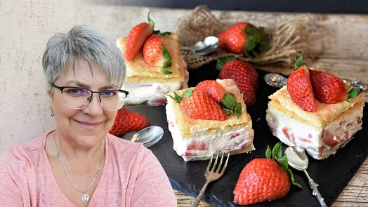 Žena s krájem dortu ze smetany a jahod na talíři.