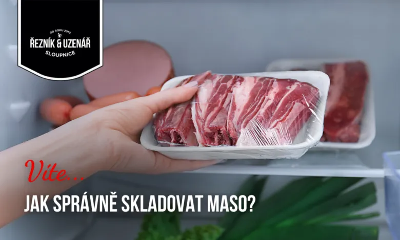 Ruka drží balení syrového masa v lednici.