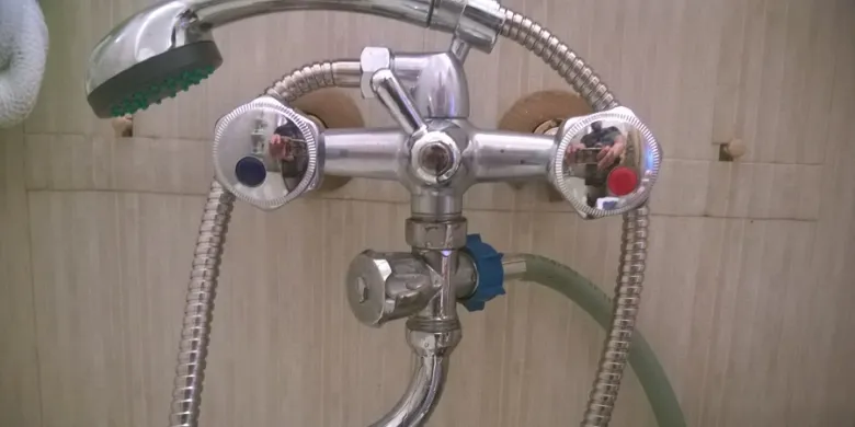 Kohoutek pro pračku s hadicemi na dlažbě