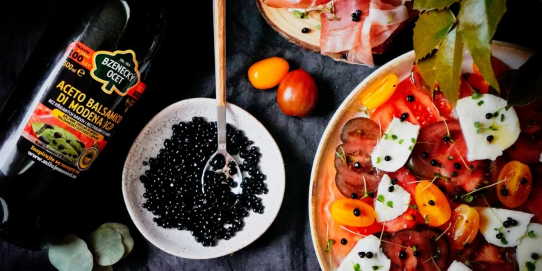 Lahůdkový ocet s ingrediencemi pro kuchyňské použití