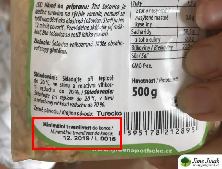Etiketa s datem trvanlivosti na balení těstovin