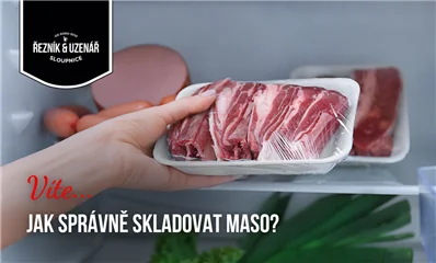 Ruka drží balené maso v lednici pro správné skladování.