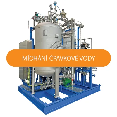 Průmyslový systém pro míchání čpavkové vody na modrém podvozku.
