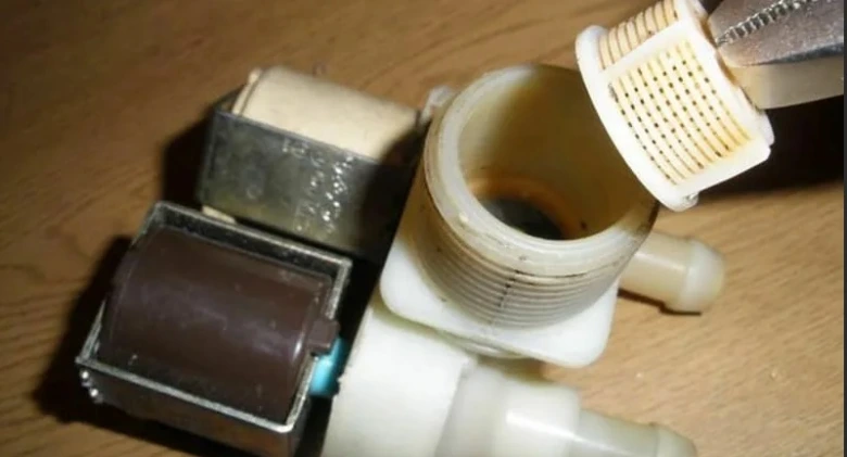 Odvzdušňovací ventilátor myčky Hotpoint Ariston s vyjmutým filtrem.