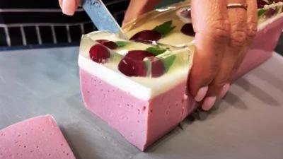 Rozkrojované domácí třešňové želé s ořechy na vrchu.