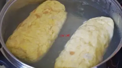 Dva knedlíky se vaří ve vodě v hrnci.