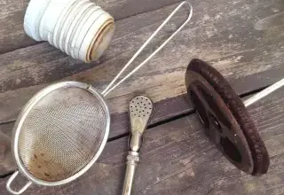 Nástroje na čištění skvrn od čaje: síta a štětce.