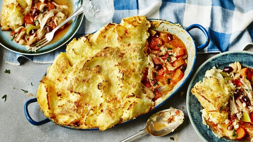 Upečený shepherds pie s porcí na talíři pro jednu osobu.