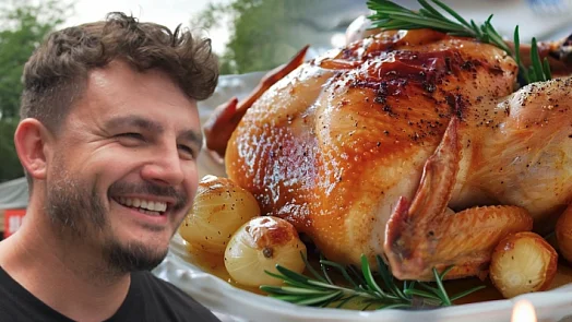 Upečené kuře s bramborami na talíři.