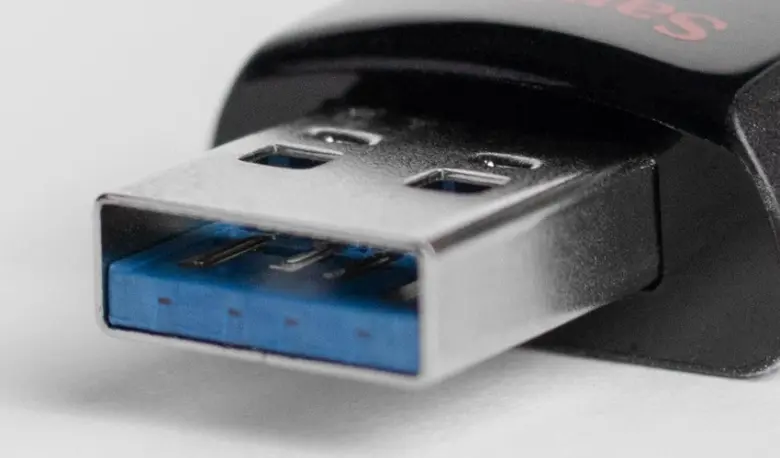 Bluý konektor USB flash disku pro přenos dat do počítače.