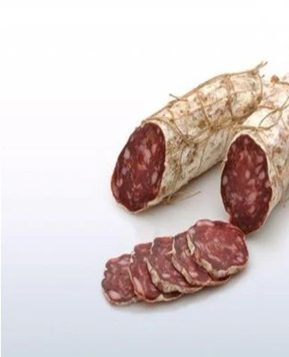 Syrová uzená klobása nakrájená na plátky.