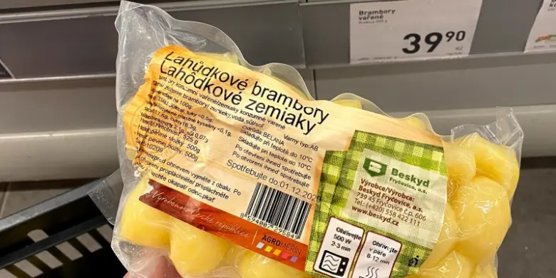 Balíček oloupaných vařených brambor značky Beskyd na regálu v obchodě.