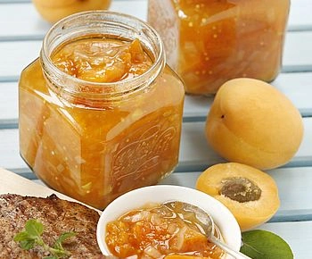 Doma vyrobené meruňkové želé s kousky ovoce v sklenici