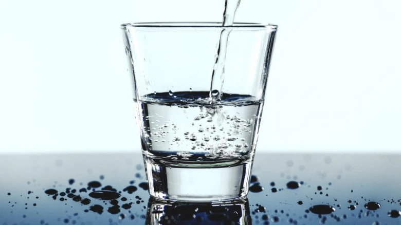 Voda se nalévá do sklenice, nic nesouvisí s majonézou.