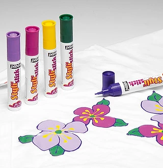 Barvy na textil s motivem květin pro zafixování barvy.