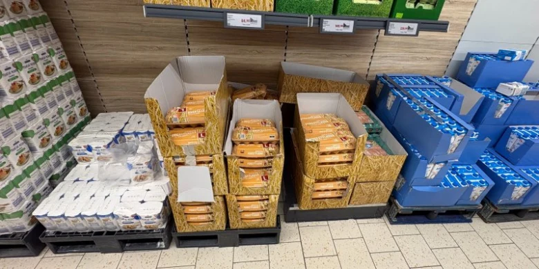 Kartony s těstovinami na polici v obchodě.