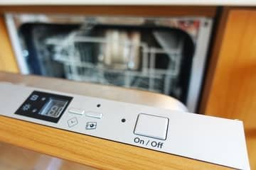 Přepínač myčky Hotpoint Ariston s displejem pro diagnostiku poruch.