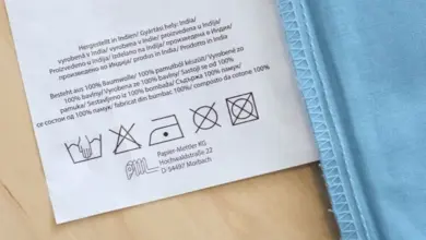 Štítek s význačnými symboly pro praní včetně odstředění.