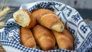 Zlaté krůty v košíku s modro-červeným ubrusem.