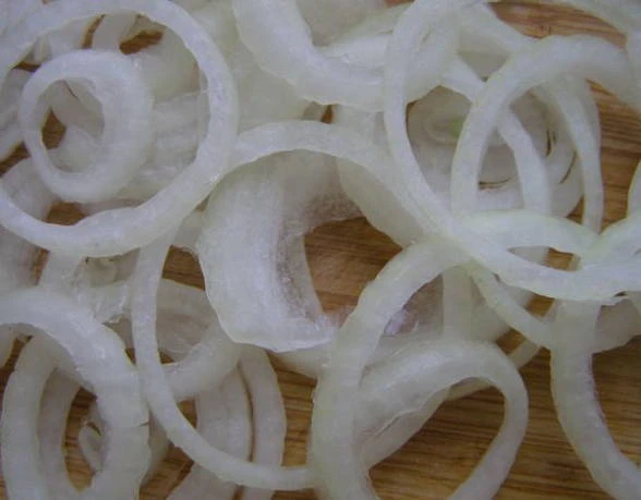 Surová nakrájená cibule na naložení do octa.